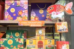 Since the beginning of the 7th lunar month, leading confectionery companies have launched their new products for Mid-Autumn Festival. (Photo: VNA)