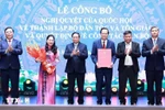 Prime Minister Pham Minh Chinh (thrid, left) hands over the decision to establish the Ministry of Ethnic and Religious Affairs to leaders of the ministry (Photo: VNA)