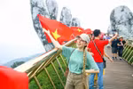 Foreigners on Golden Bridge in Da Nang city (Photo: VNA)