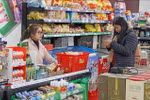 Customers choose goods at BRG Mart Pham Ngoc Thach supermarket, Dong Da, Hanoi. (Photo: VNA)