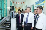 Party General Secretary To Lam (centre) and PM Pham Minh Chinh (left) are briefed on the use of nuclear energy for peaceful purposes. (Photo: VNA)