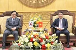 Speaker of the National Assembly of the Republic of Korea (RoK) Woo Won Shik (left) and Secretary of the Ninh Binh provincial Party Committee Dang Xuan Phong (Photo: VNA)
