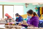 Workers make products for the Lunar New Year (Tet) in Hanoi's Bat Trang commune. (Photo: hanoimoi.vn)