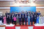 Politburo member and Permanent member of the Communist Party of Vietnam (CPV) Central Committee’s Secretariat Tran Cam Tu (centre, front row) in a group photo with members of the Vietnamese community and business representatives in Cambodia. (Photo: VNA)