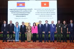 From left: Politburo member and Permanent member of the Communist Party of Vietnam Central Committee’s Secretariat Tran Cam Tu (4th), Vice President of the Cambodian People’s Party Samdech Men Sam An (5th) and other official at the meeting with Cambodian alumni in Phnom Penh on April 10, 2026. (Photo: VNA)