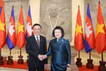 Politburo member and Permanent member of the Communist Party of Vietnam Central Committee’s Secretariat Tran Cam Tu (left) meets with President of the Cambodian National Assembly Samdech Khuon Sudary in Phnom Penh on April 10. (Photo: VNA)