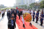 Politburo member and Permanent member of the Communist Party of Vietnam (CPV) Central Committee’s Secretariat Tran Cam Tu lays wreaths at the Memorial to late King Norodom Sihanouk in Phnom Penh on April 10 (Photo: VNA)