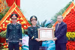 Party General Secretary and State President To Lam (right), who is also Secretary of the Central Military Commission, presents the "Hero of the People’s Armed Forces" title to representatives of Military Region 3 on April 10. (Photo: VNA) 