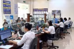 Civil servants of Chuyen My commune in Hanoi handl administrative procedures for local residents. (Photo: VNA)
