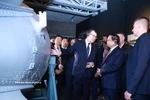 PM Pham Minh Chinh tours the display of Russia’s nuclear energy achievements. (Photo: VNA)