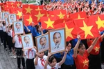 Young people perform the song "Vietnam ơi" (Oh Vietnam). (Photo: VNA)