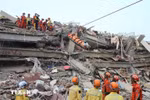 Rescue teams search for victims after the earthquake in Mandalay, Myanmar, on March 31, 2025. (Photo: Xinhua/VNA)