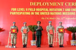 On behalf of the State President, Deputy Minister of National Defence Senior Lieutenant General Hoang Xuan Chien Hoang Xuan Chien presents the decision to Vietnamese units assigned to UN peacekeeping missions and hands over the national flag to them. (Photo: VNA)