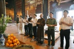 Representatives of an Indian delegation, the Vietnam Buddhist Sangha, and local officials on April 21 offer incense at Tam Chuc Pagoda, designated as the site where the Buddha's relics will be placed on the occasion of the 20th UN Day of Vesak Celebrations. (Photo: VNA)