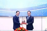 Secretary of the CPV Central Committee and Chief of its Office Le Hoai Trung (R) and his Lao counterpart Thongsalith Mangnomek at their talks in Hanoi on May 29 (Photo: VNA)