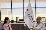 Irfan Junaidi, Director of News at the Indonesian national news agency ANTARA (right) speaks to a VNA correspondent in Jakarta. (Photo: VNA)