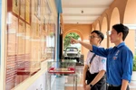 Students visit the exhibition (Photo: VNA)