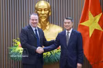 Prime Minister Le Minh Hung (R) and Ambassador Rick Switzer, Deputy US Trade Representative, in Hanoi on May 20, 2026. (Photo: VNA)