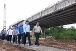 Prime Minister Pham Minh Chinh (front row, 1st from right) the Cao Lanh – An Huu expressway in Dong Thap province (Photo: VNA)