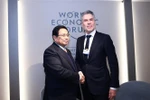 Prime Minister Pham Minh Chinh (L) meets with his Dutch counterpart Dick Schoof in Davos, Switzerland on January 22 (local time) (Photo: VNA)