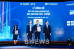 A representative of Vietnam Airrlines (C) at the honouring ceremony (Photo: VNA)