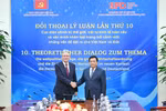 Politburo member Nguyen Xuan Thang, Chairman of the Central Theory Council and President of the Ho Chi Minh National Academy of Politics, and Achim Post, Deputy Chairman of the SPD and Co-Chairman of the SPD State Association of North Rhine-Westphalia (Photo: VNA)