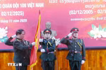 Sen. Lieut. Gen. Vongsone Inpanphim, Lao Deputy Minister of National Defence and Director of the General Department of Politics presents the Friendship Order of Laos to Vietnam’s Central Military Hospital 108. (Photo: VNA)
