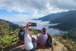 Tourists experience the Divine Rock tour in La Pan Tan commune, Mu Cang Chai district, Yen Bai province. (Photo: VNA)