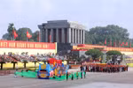 The delegation representing Vietnam’s 54 ethnic groups marches past the grandstand. (Photo: VNA)