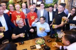 Prime Minister Pham Minh Chinh (sitting, right) and NVIDIA's CEO Jensen Huang during an outing in Hanoi. (Photo: VNA)