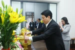 State President Luong Cuong and Vice State President Vo Thi Anh Xuan offer incense in commemoration of late Party General Secretary Nguyen Phu Trong. (Photo: VNA)