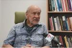 Prof. Hal Hill from the Crawford School of Public Policy at the Australian National University (ANU) in an interview with the Vietnam News Agency (VNA)'s resident reporter in Sydney. (Photo: VNA)