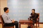 Liu Ying (R), a researcher at the Chongyang Institute of Financial Studies under the Renmin University of China, talks to the Vietnam News Agency's resident correspondent in Beijing. (Photo: VNA)