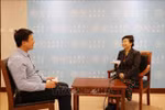 Liu Ying (R), a researcher at the Chongyang Institute of Financial Studies under the Renmin University of China, talks to the Vietnam News Agency's resident correspondent in Beijing. (Photo: VNA)