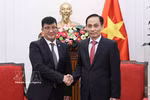 Minister of Foreign Affairs Le Hoai Trung (R) and outgoing Mongolian Ambassador Jigjee Sereejav. (Photo: VNA)