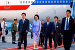 President of the Republic of Korea (RoK) Lee Jae Myung and his spouse arrive in Hanoi on April 21 afternoon. (Photo: VNA)