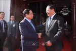 Prime Minister Pham Minh Chinh (left) meets with Lao Prime Minister Sonexay Siphandone in Vientiane on February 5. (Photo: VNA)