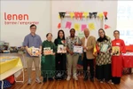 Representatives of the General Association of Vietnamese in Belgium (UGVB) present Vietnamese-language books to the Muntpunt Library. (Photo: VNA)