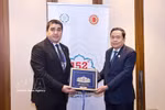Chairman of the Vietnamese National Assembly Tran Thanh Man (R) presents a commemorative gift to Chairman of the Georgian Parliament Shalva Papuashvili during their meeting in Istanbul on April 16, 2026. (Photo: VNA)