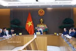 Prime Minister Le Minh Hung holds phone talks with his Singaporean counterpart Lawrence Wong on April 16. (Photo: VNA)