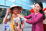 A representative of Anex Tour Vietnam presents a conical hat to the first passengers arriving in Da Nang from Vladivostok. (Photo: VNA)