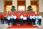 Prime Minister Le Minh Hung and members of Vietnam’s national U17 men’s football team pose for a group photo. (Photo: VNA)