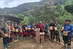 A representative of the Dien Bien Red Cross Society presents relief supplies to local residents. (Photo: VNA)