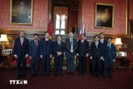 The delegation from the Ho Chi Minh National Academy of Politics pose for a group photo with Speaker of the UK House of Commons Lindsay Hoyle. (Photo: VNA))