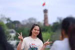 A visitor poses for check-in photos while touring the World Heritage Site of the Thang Long Imperial Citadel. (Photo: VNA)