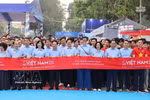 Politburo member, Secretary of the Party Central Committee and Chairman of the Commission for Information, Education and Mass Mobilisation Trinh Van Quyet (front row, fifth from left), together with delegates, participate in a walk after the launch of All People’s Health Day in Hanoi on April 5. (Photo: VNA)