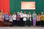 Vice Chairman of the National Assembly Vu Hong Thanh (sixth, left) hands over gifts to disadvantaged Khmer people in Tan Thanh commune, Can Tho city (Photo: VNA)