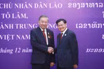 General Secretary of the Central Committee of the Lao People's Revolutionary Party and President of Laos Thongloun Sisoulith (right) congratulates General Secretary of the Central Committee of the Communist Party of Vietnam To Lam on receiving the National Gold Medal - the highest honour of Laos (Photo: VNA)