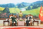 General Secretary of the Lao People's Revolutionary Party (LPRP) Central Committee and President of Laos Thongloun Sisoulith (right) receives General Nguyen Tan Cuong, Chief of the General Staff of the Vietnam People’s Army and Deputy Minister of National Defence, on April 22. (Photo: VNA)