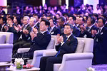 Prime Minister Le Minh Hung (right) and President of the Republic of Korea (RoK) Lee Jae Myung attend the Vietnam – RoK Economic Forum in Hanoi on April 23 (Photo: VNA)